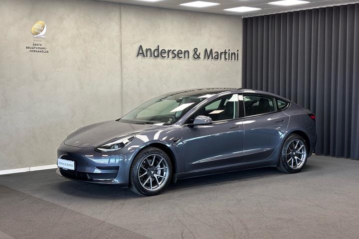 Grå Tesla Model 3 fra 2022