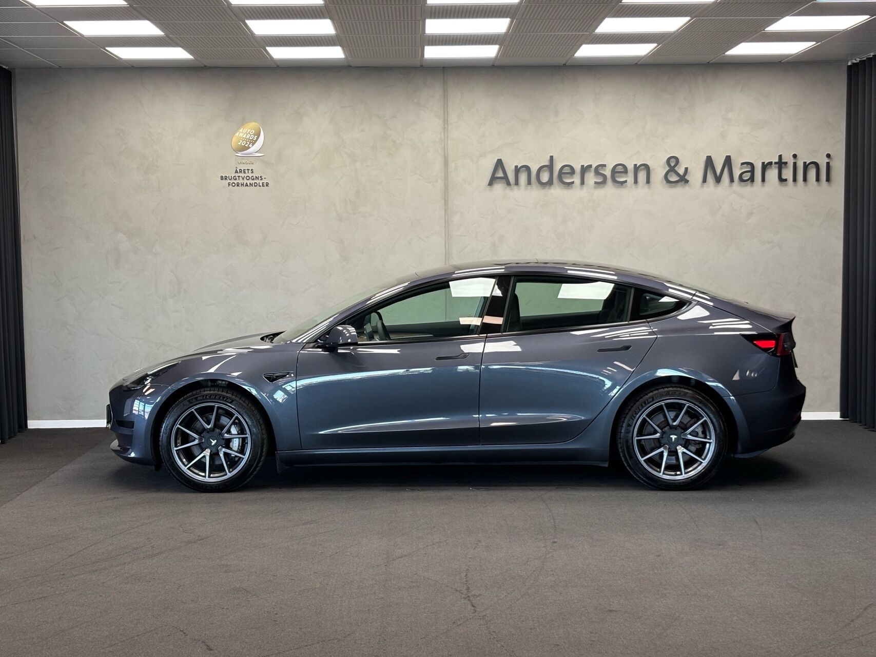 Grå Tesla Model 3 fra 2022