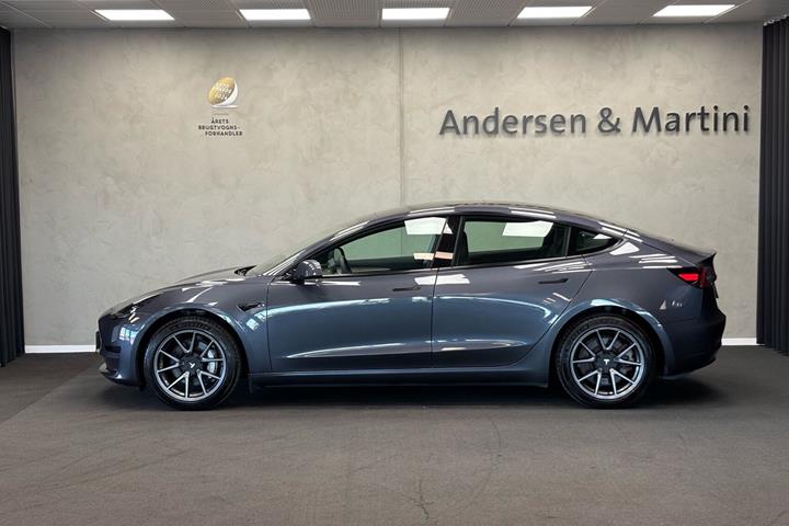 Grå Tesla Model 3 fra 2022
