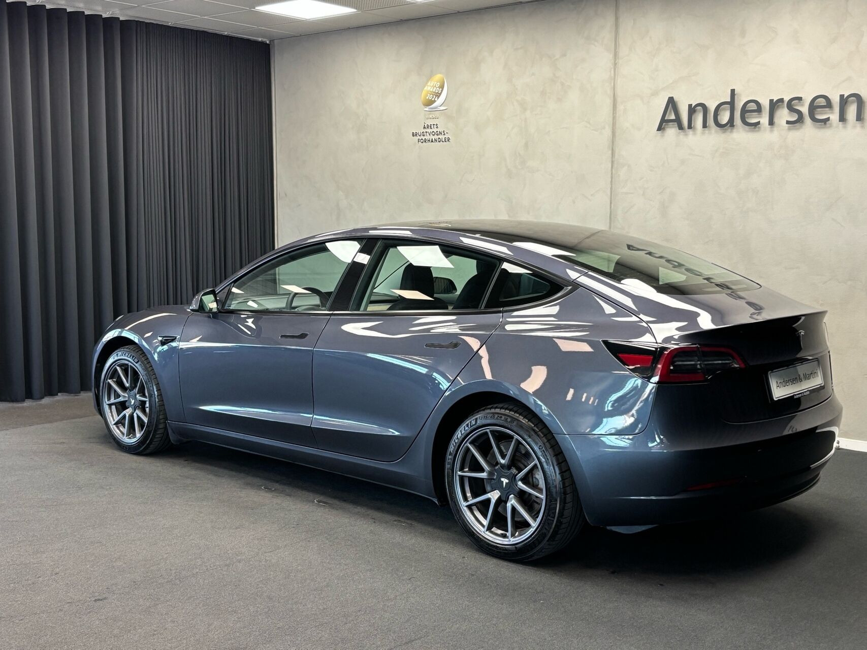 Grå Tesla Model 3 fra 2022