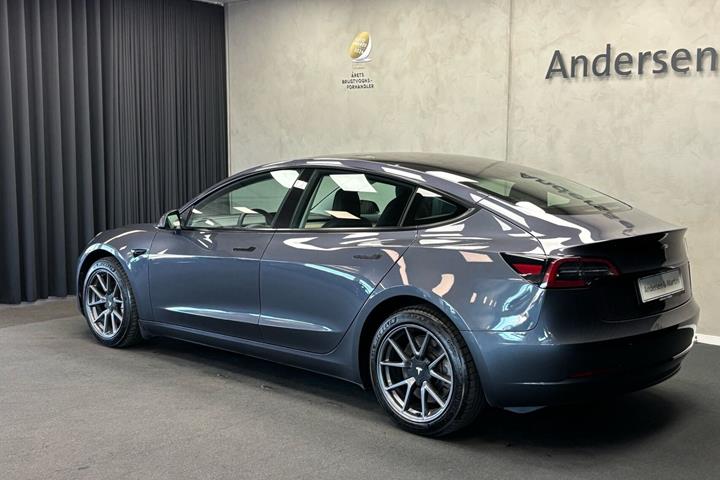Grå Tesla Model 3 fra 2022
