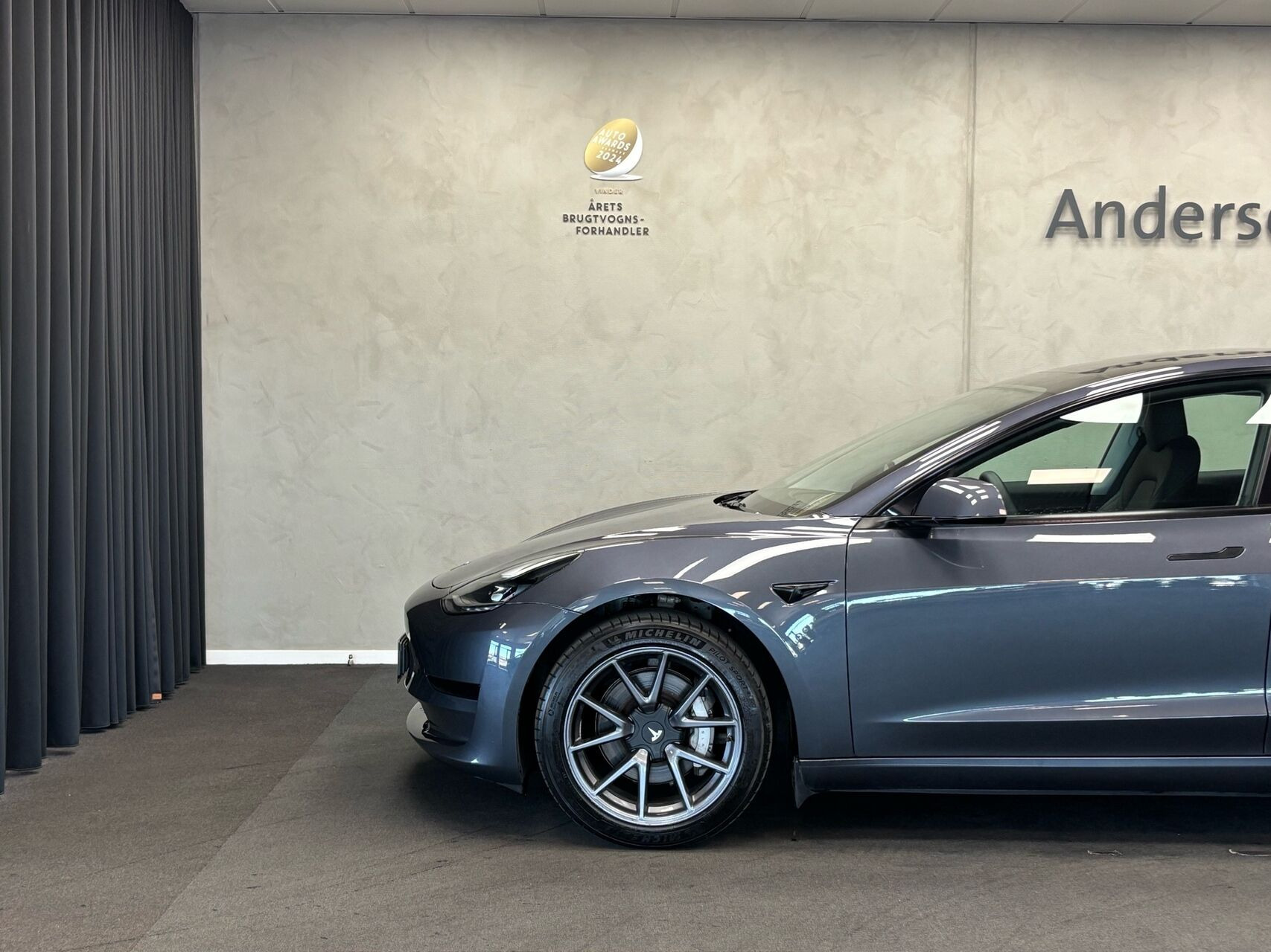 Grå Tesla Model 3 fra 2022