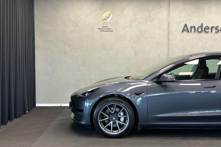 Grå Tesla Model 3 fra 2022