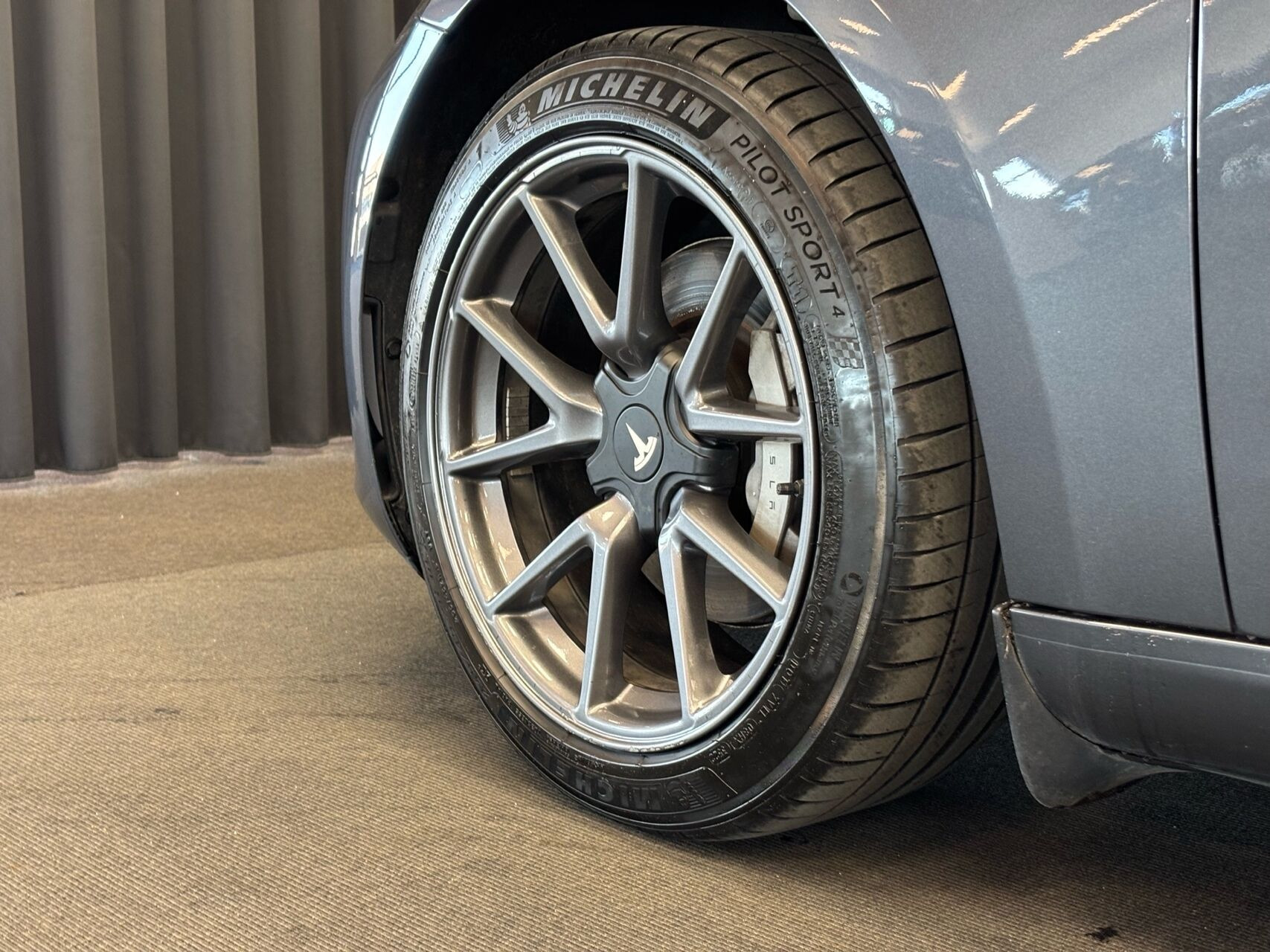 Grå Tesla Model 3 fra 2022