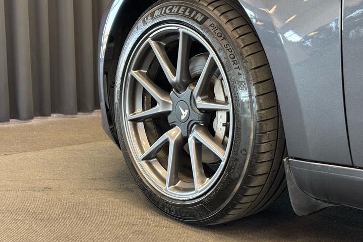 Grå Tesla Model 3 fra 2022