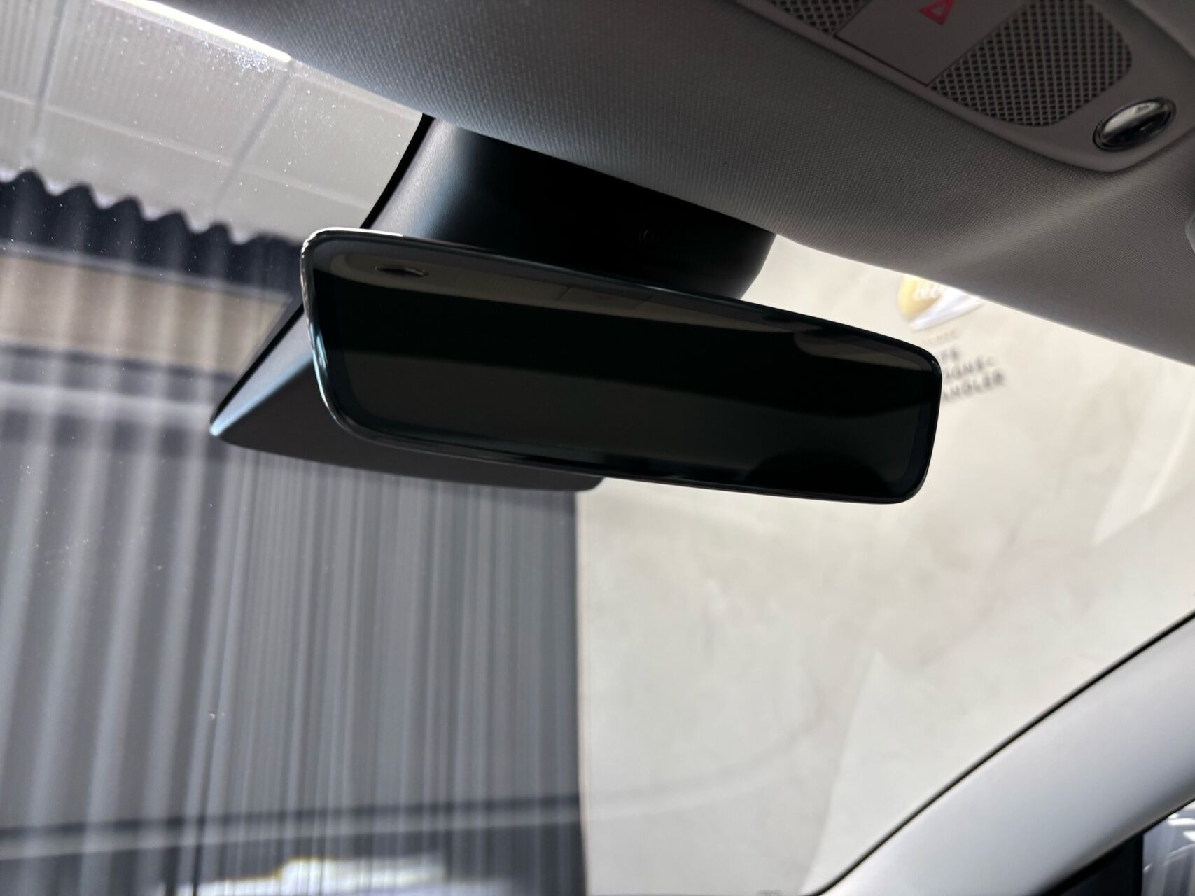 Grå Tesla Model 3 fra 2022