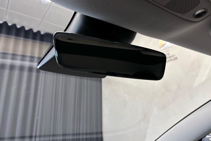 Grå Tesla Model 3 fra 2022