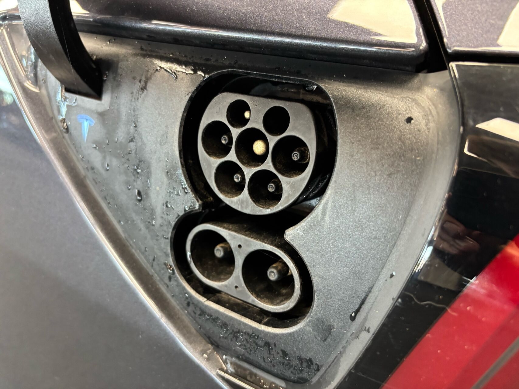 Grå Tesla Model 3 fra 2022