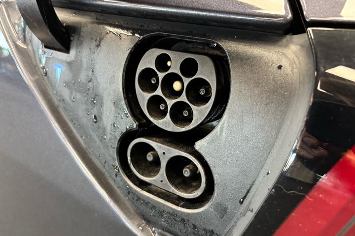 Grå Tesla Model 3 fra 2022