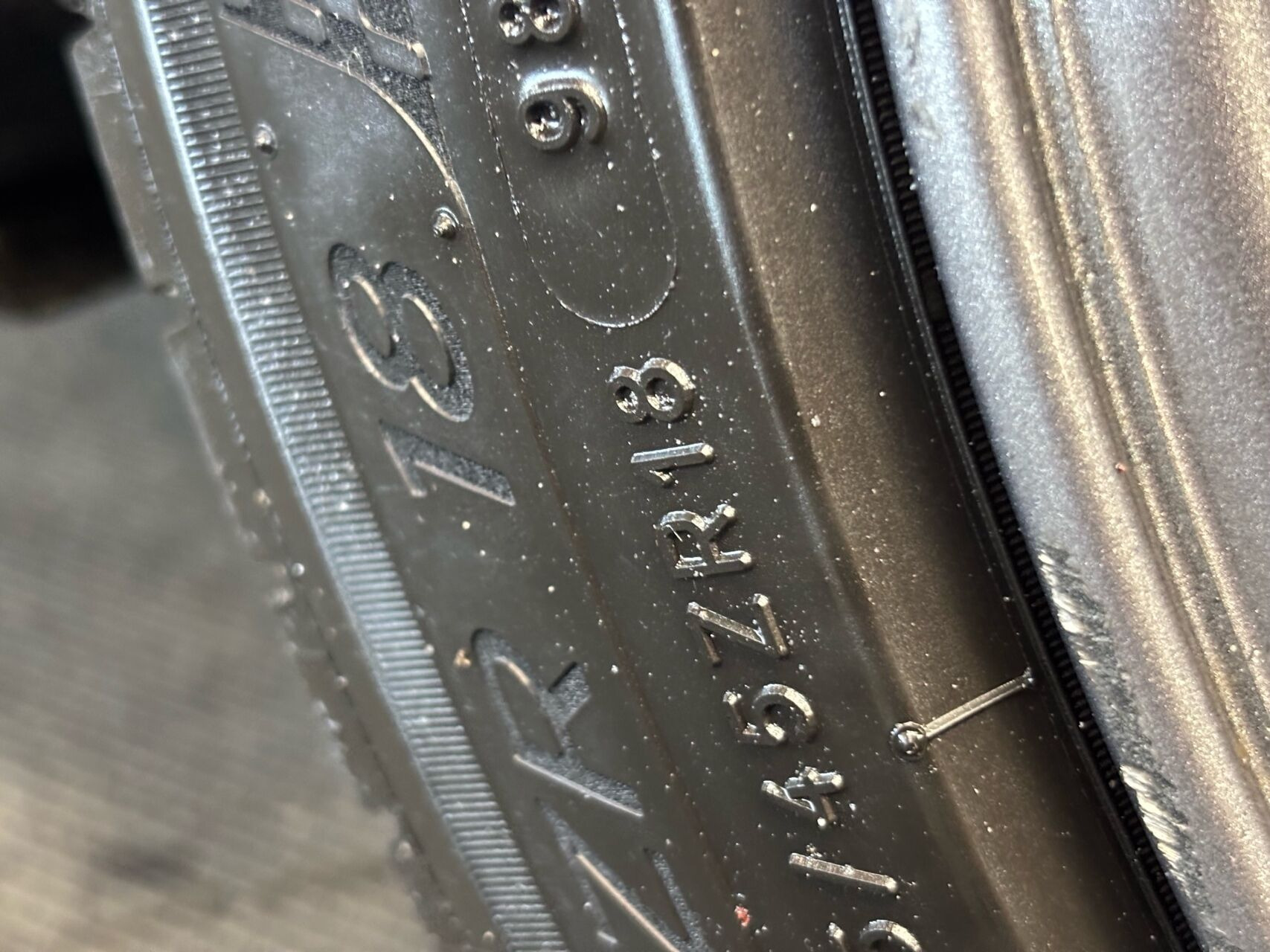 Grå Tesla Model 3 fra 2022