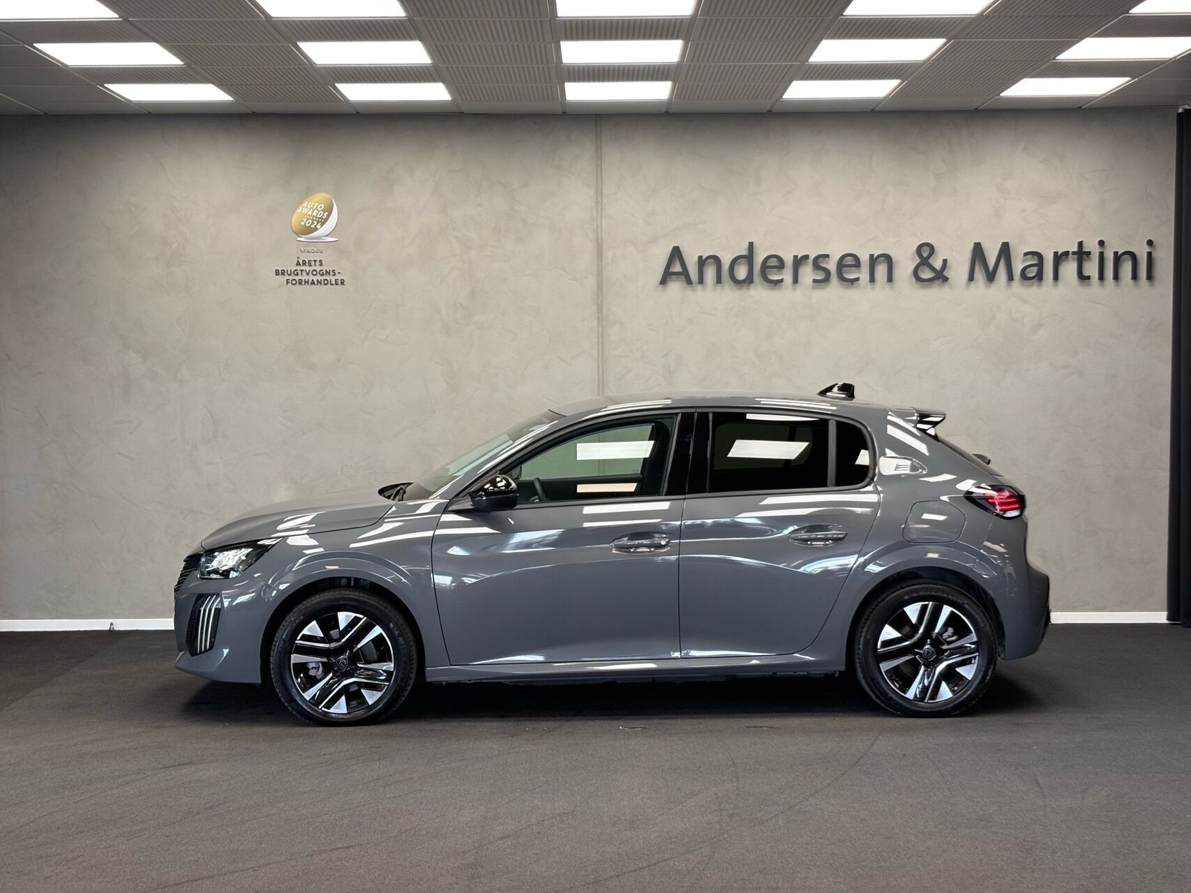 Grå Peugeot e-208 fra 2025