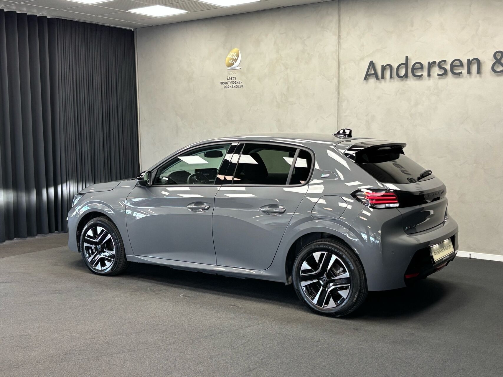 Grå Peugeot e-208 fra 2025