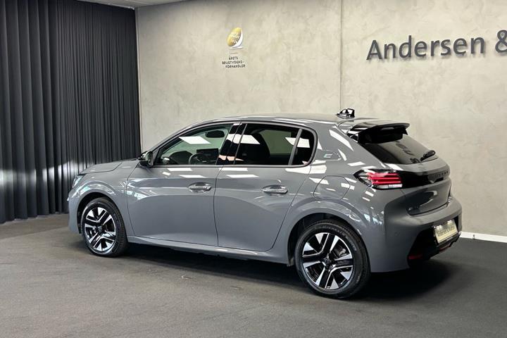 Grå Peugeot e-208 fra 2025