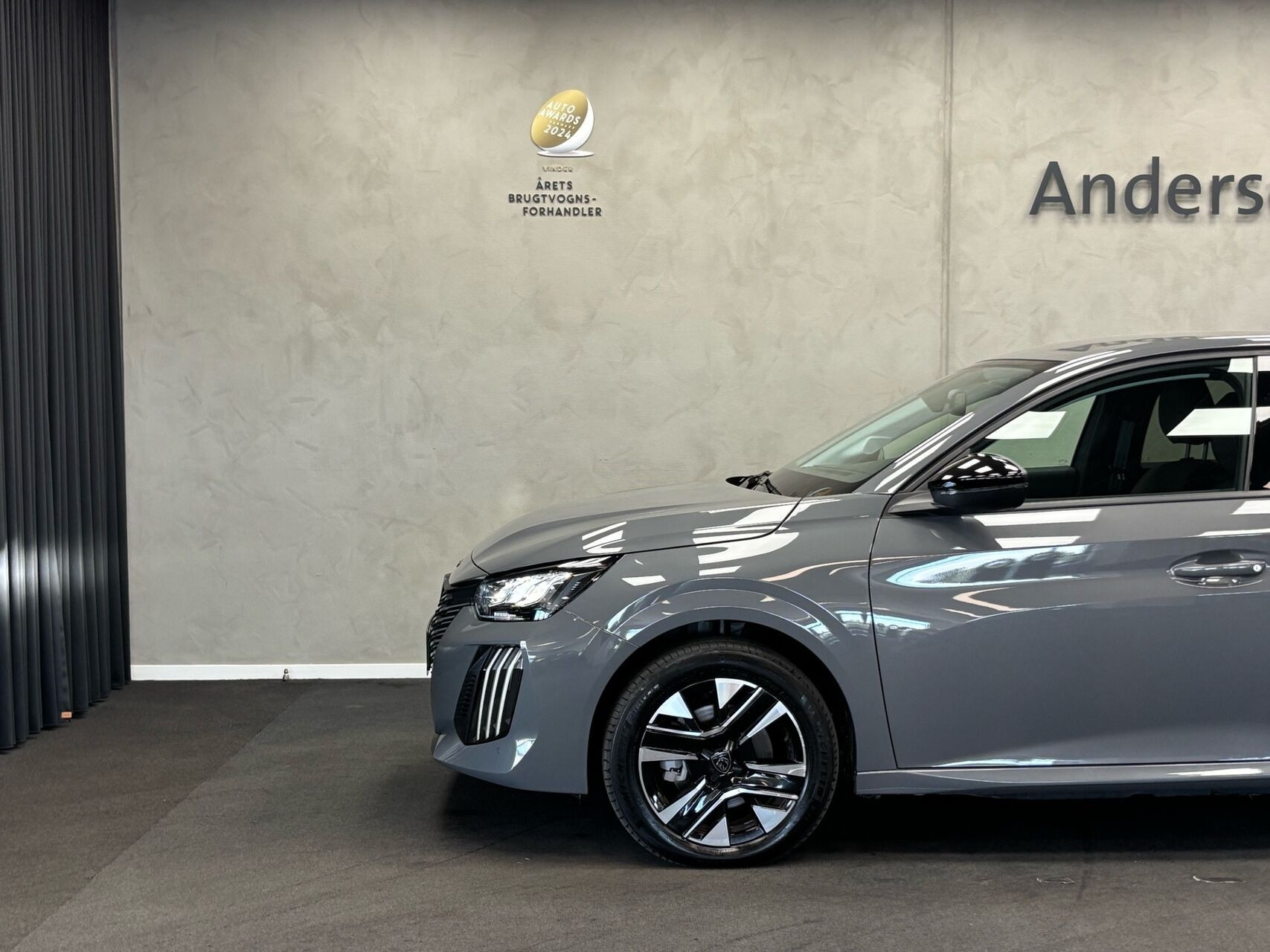 Grå Peugeot e-208 fra 2025