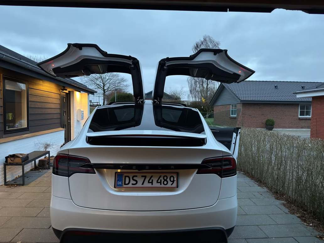 Hvid Tesla Model X fra 2024