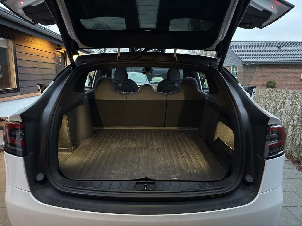 Hvid Tesla Model X fra 2024