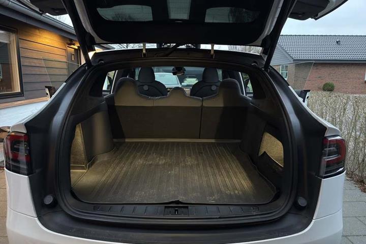 Hvid Tesla Model X fra 2024