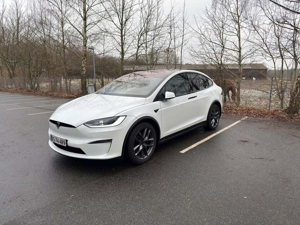 Hvid Tesla Model X fra 2024