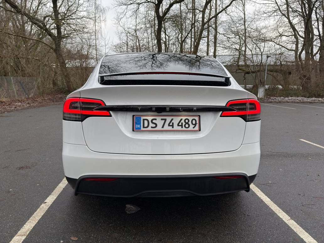 Hvid Tesla Model X fra 2024