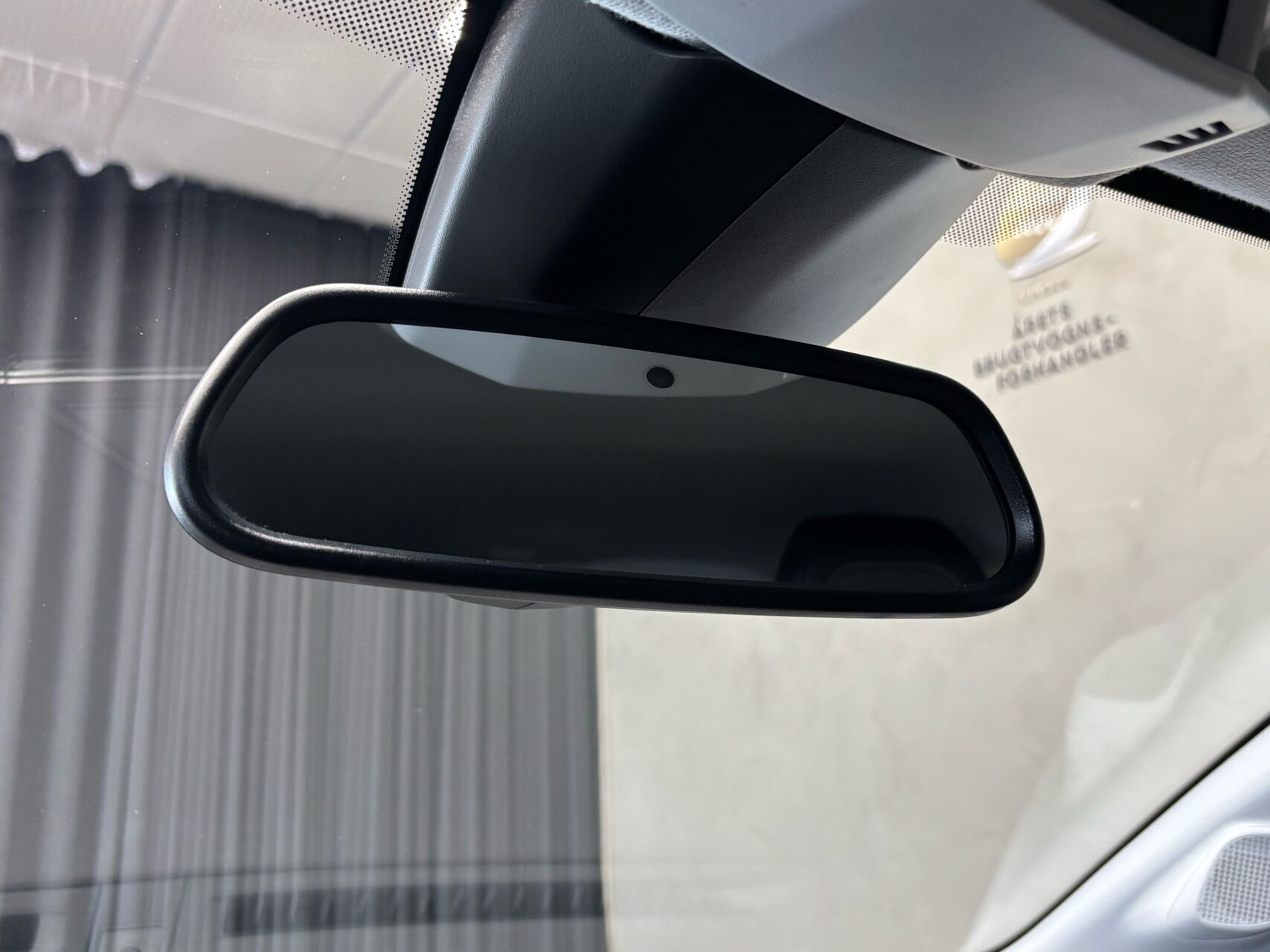 Grå Peugeot e-208 fra 2025