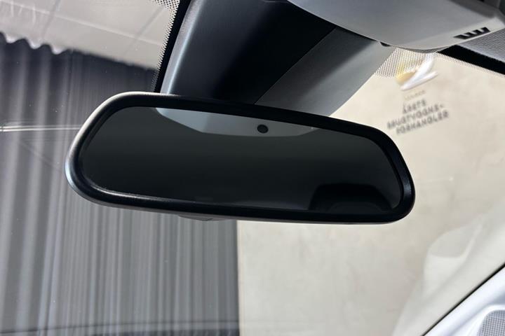 Grå Peugeot e-208 fra 2025