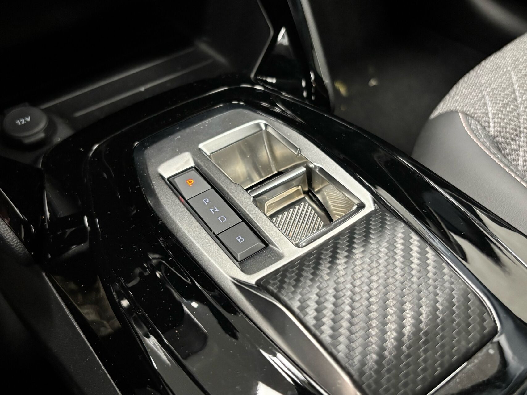 Grå Peugeot e-208 fra 2025