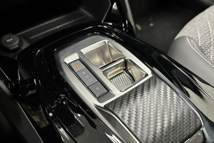 Grå Peugeot e-208 fra 2025