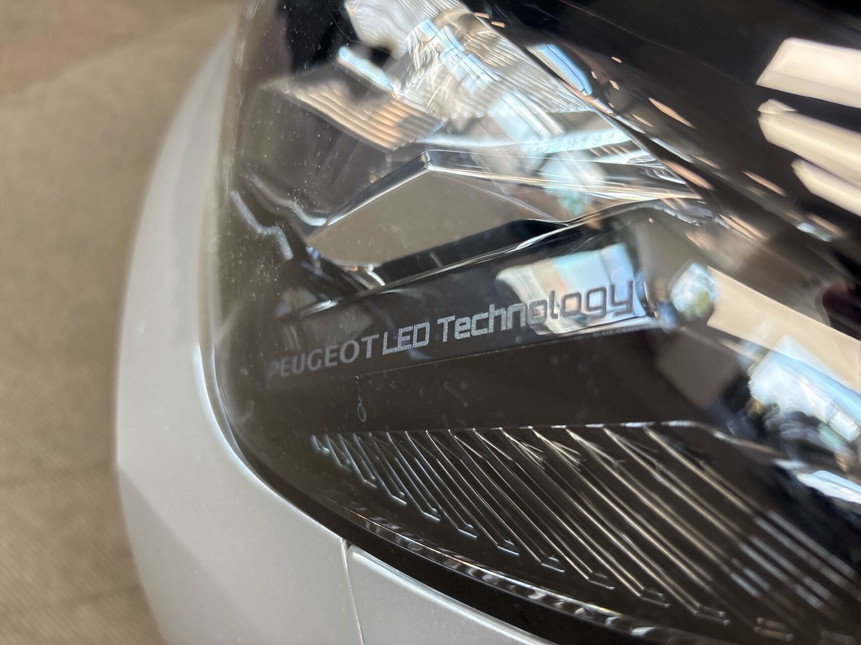 Grå Peugeot e-208 fra 2025