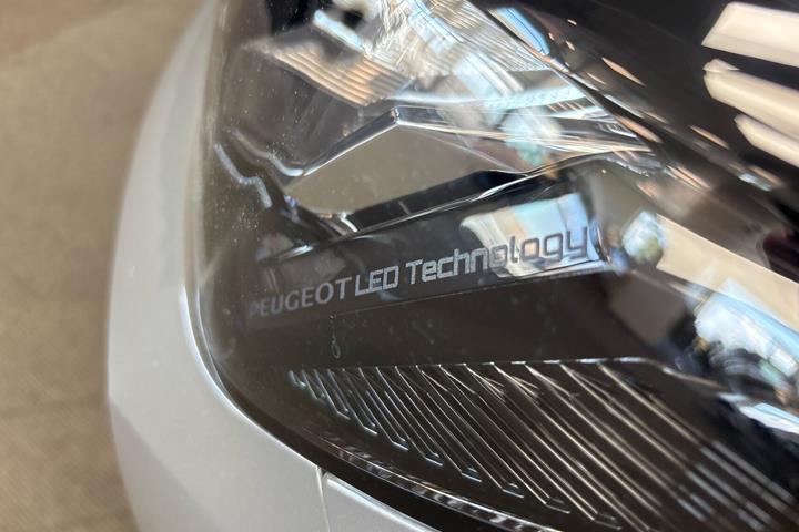 Grå Peugeot e-208 fra 2025