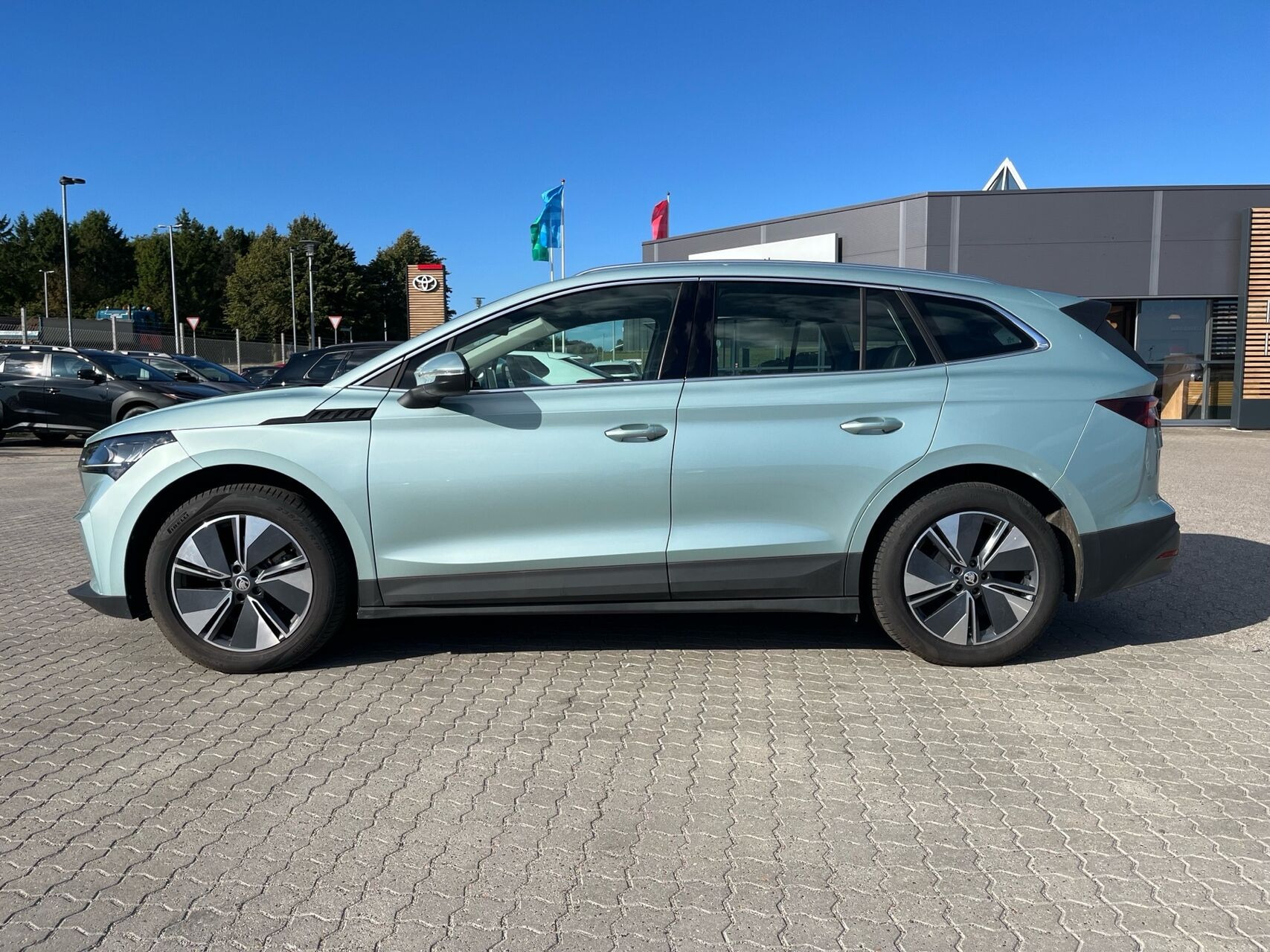 Grå Skoda Enyaq fra 2023