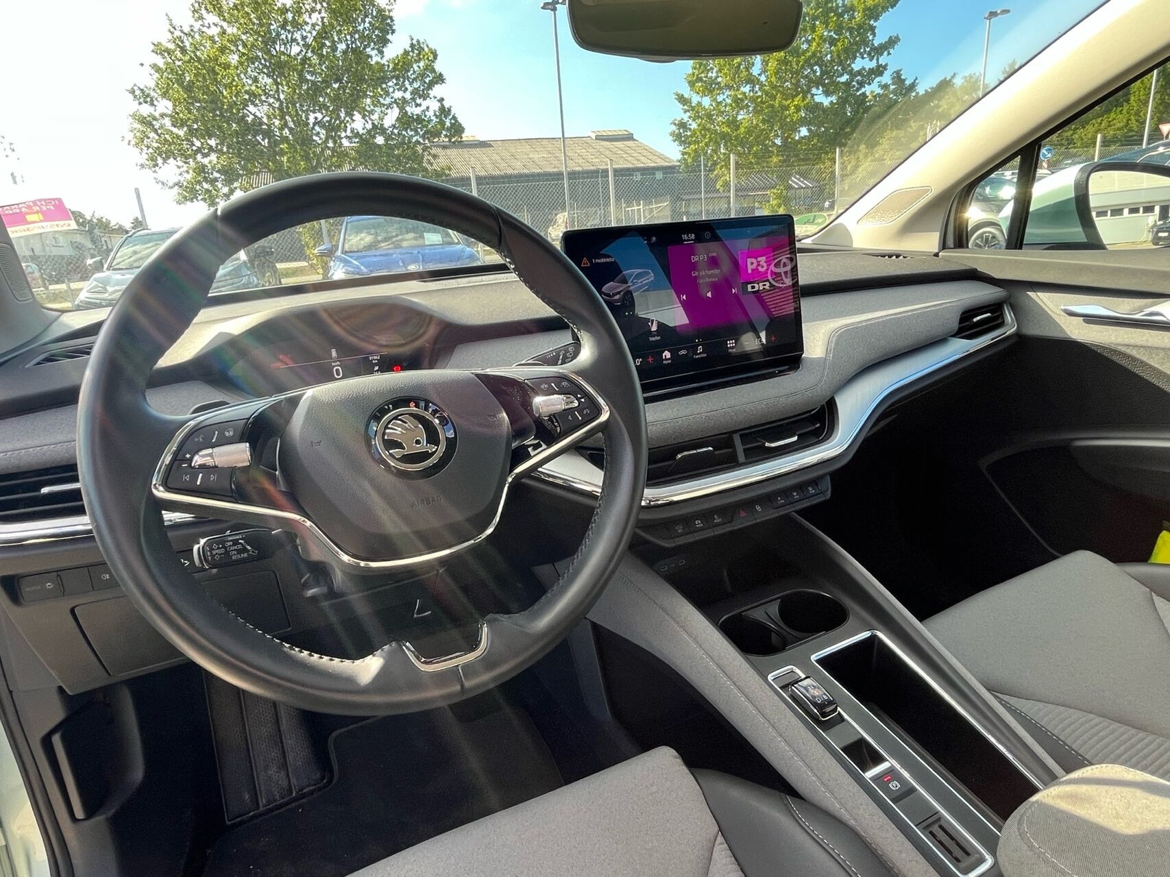 Grå Skoda Enyaq fra 2023