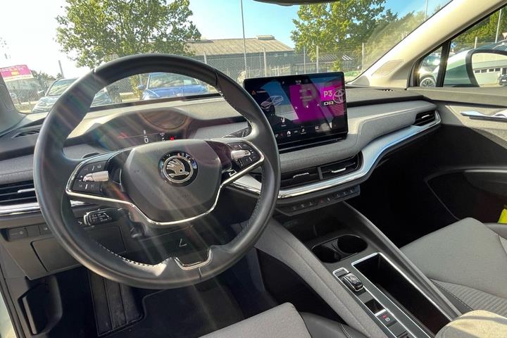 Grå Skoda Enyaq fra 2023