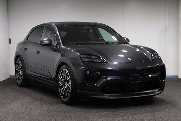 Sort Porsche Macan 4 fra 2025