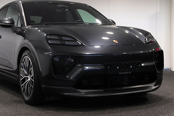 Sort Porsche Macan 4 fra 2025