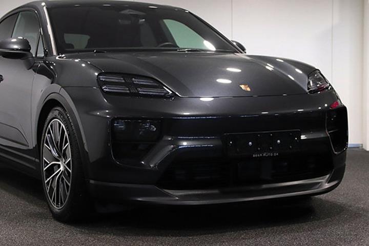 Sort Porsche Macan 4 fra 2025