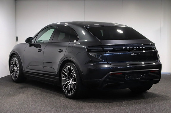 Sort Porsche Macan 4 fra 2025