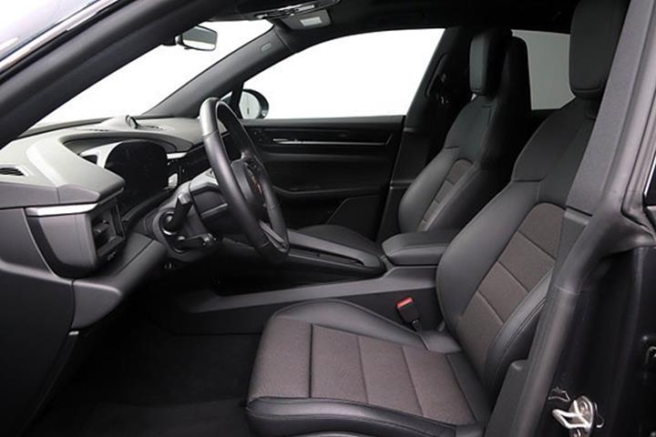 Sort Porsche Macan 4 fra 2025