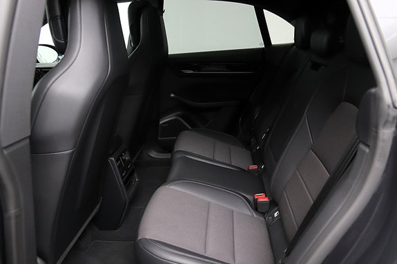 Sort Porsche Macan 4 fra 2025