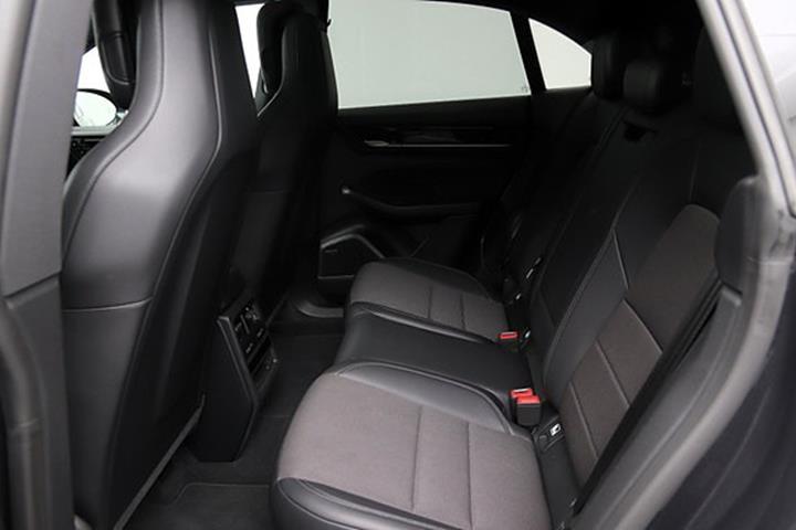 Sort Porsche Macan 4 fra 2025
