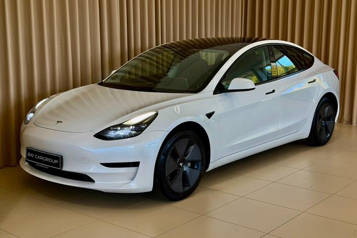 Hvid Tesla Model 3 fra 2023