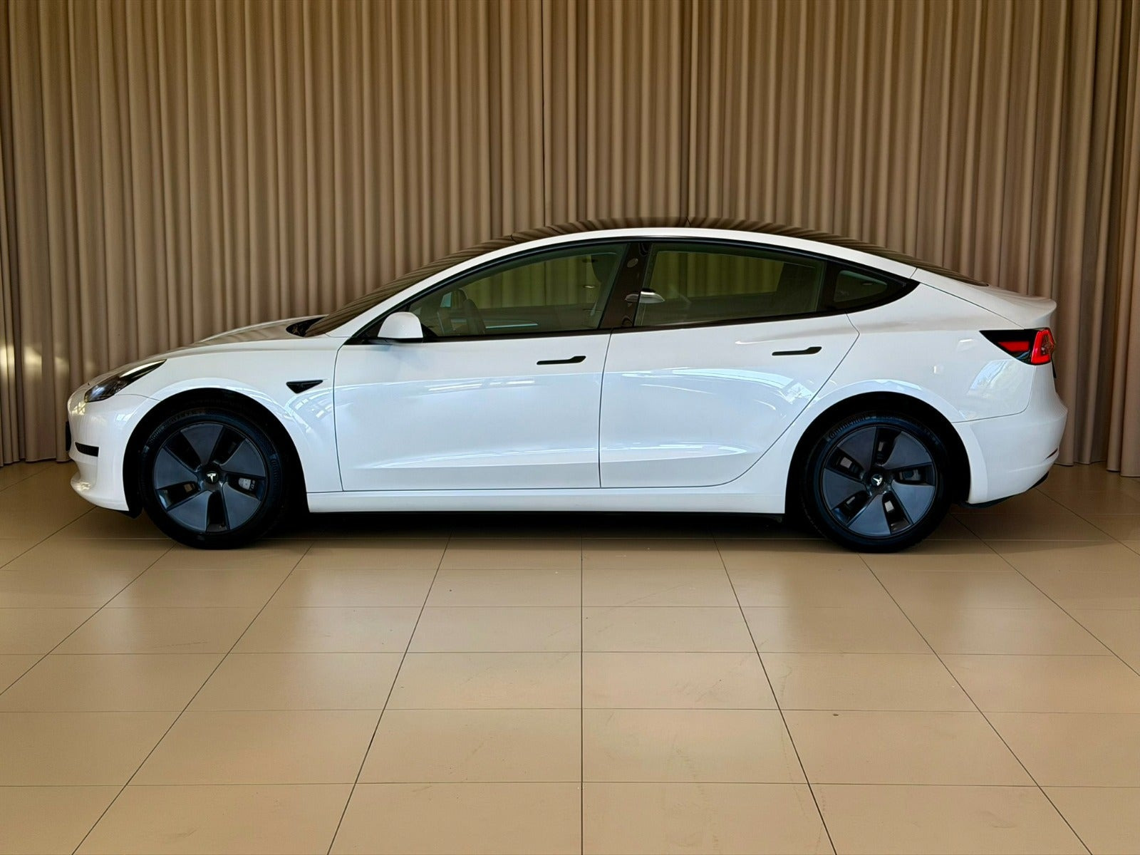 Hvid Tesla Model 3 fra 2023