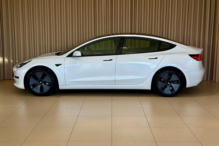 Hvid Tesla Model 3 fra 2023
