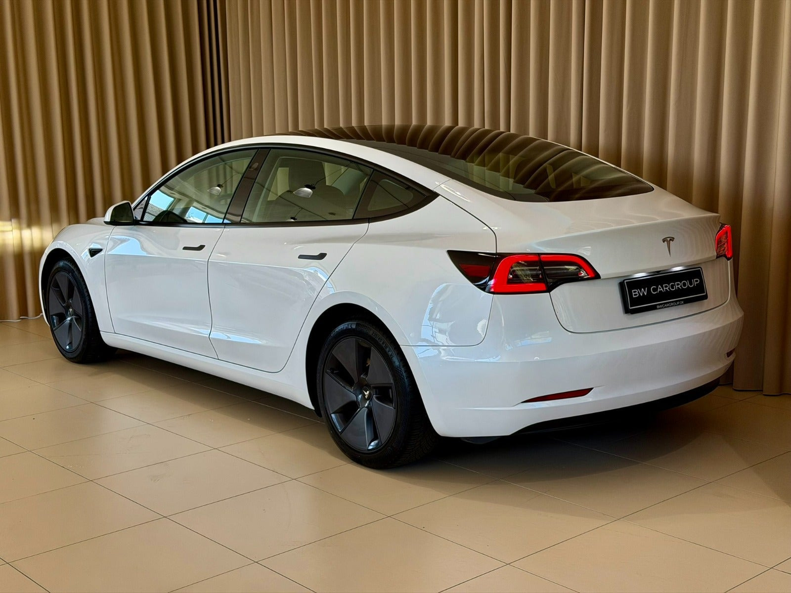 Hvid Tesla Model 3 fra 2023