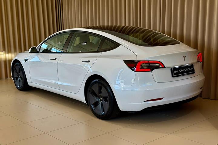 Hvid Tesla Model 3 fra 2023