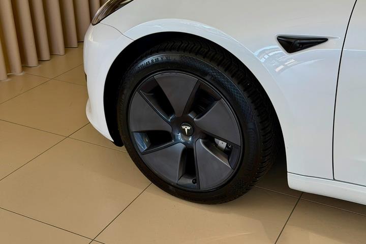 Hvid Tesla Model 3 fra 2023