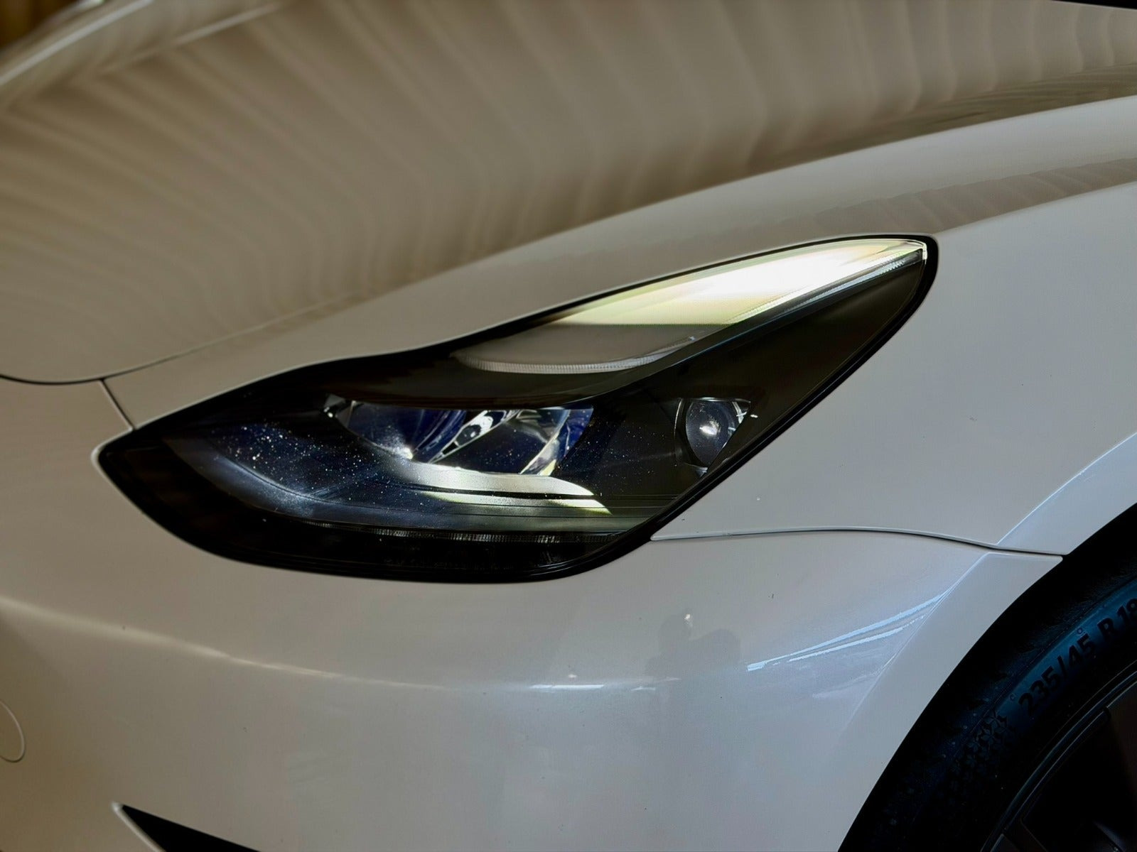 Hvid Tesla Model 3 fra 2023