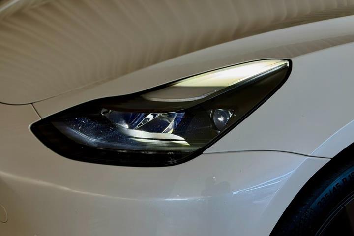 Hvid Tesla Model 3 fra 2023