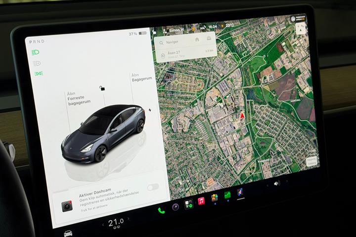 Hvid Tesla Model 3 fra 2023