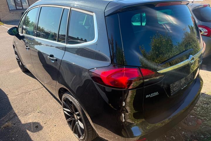undefined Opel Zafira Tourer fra 2016