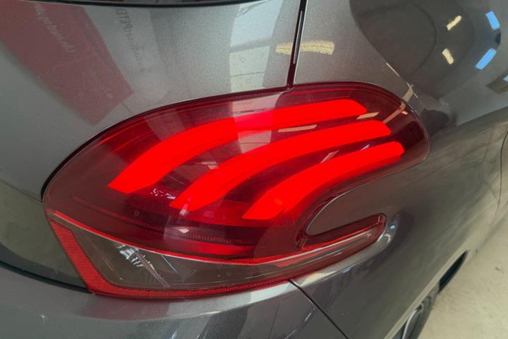 Sort Peugeot 208 fra 2017